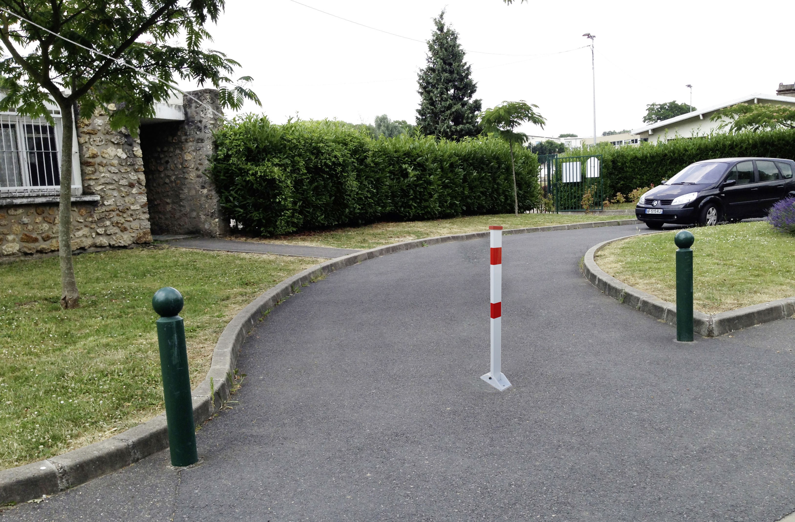 Retractable parking bollard