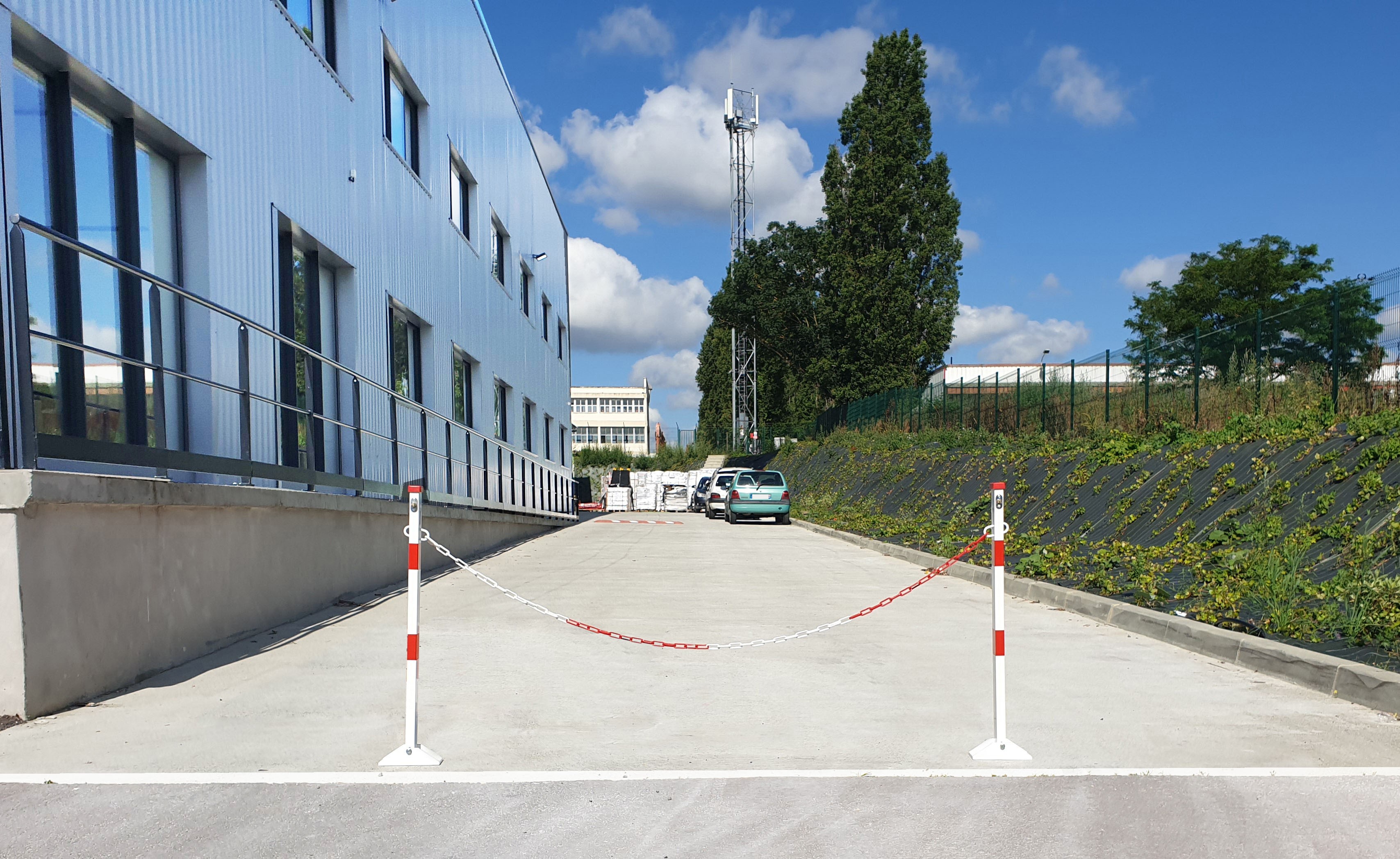 Retractable parking bollard