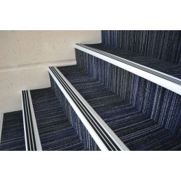 Non-slip aluminum stair nosing 