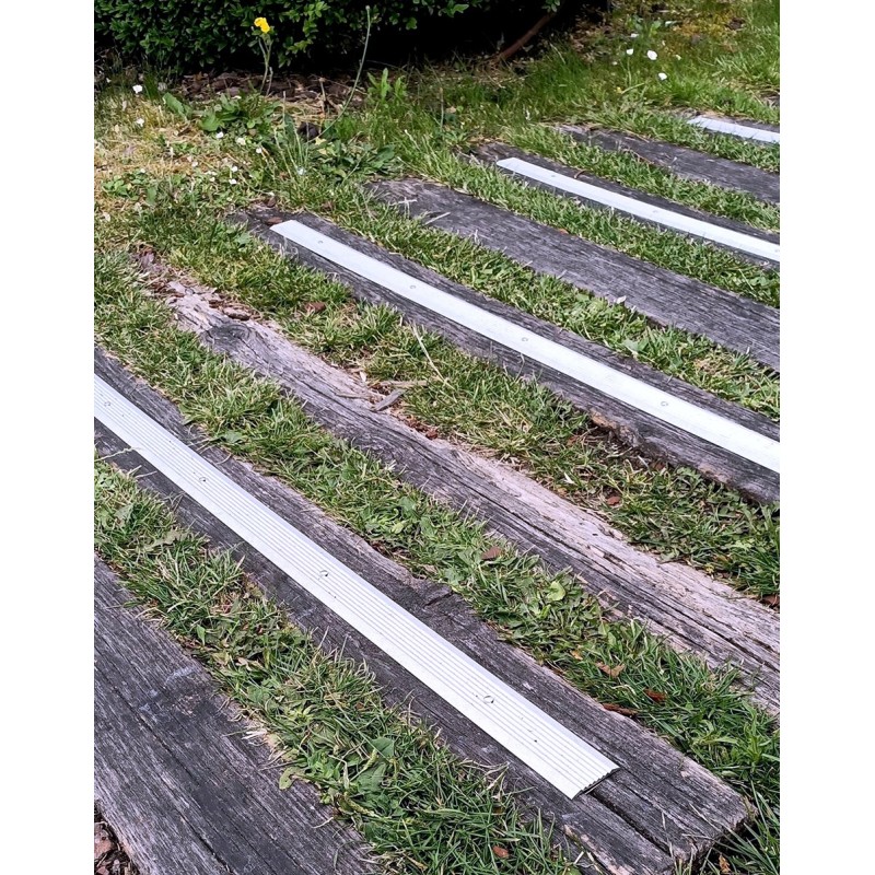 Non-slip aluminum stair tread