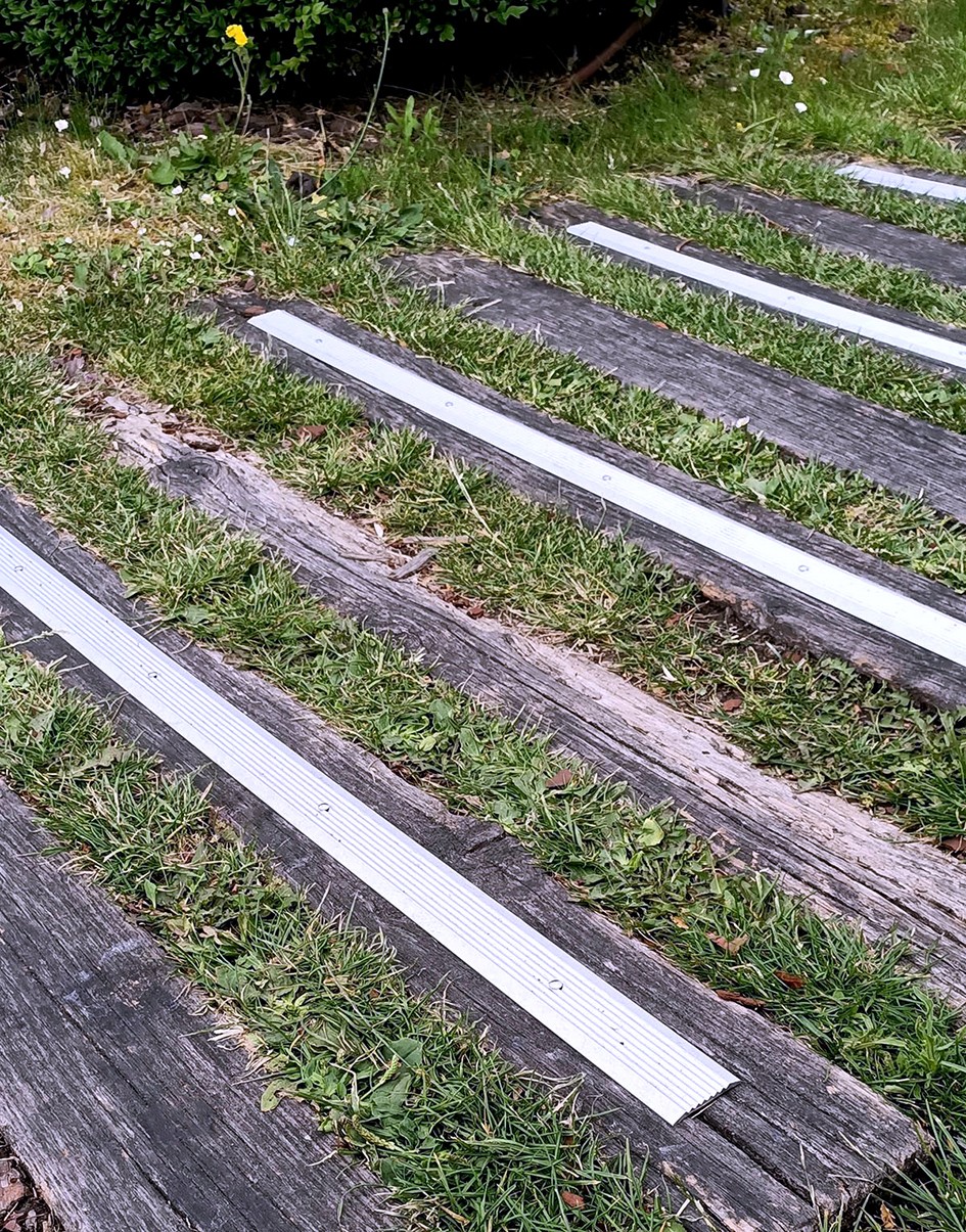 Non-slip aluminum stair tread