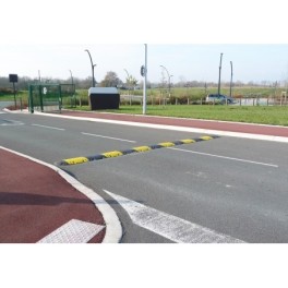 Complete black/yellow modular speed bump