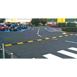 Complete black/yellow modular speed bump