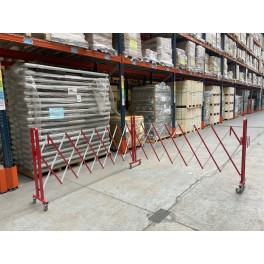 Extendable steel safety barrier
