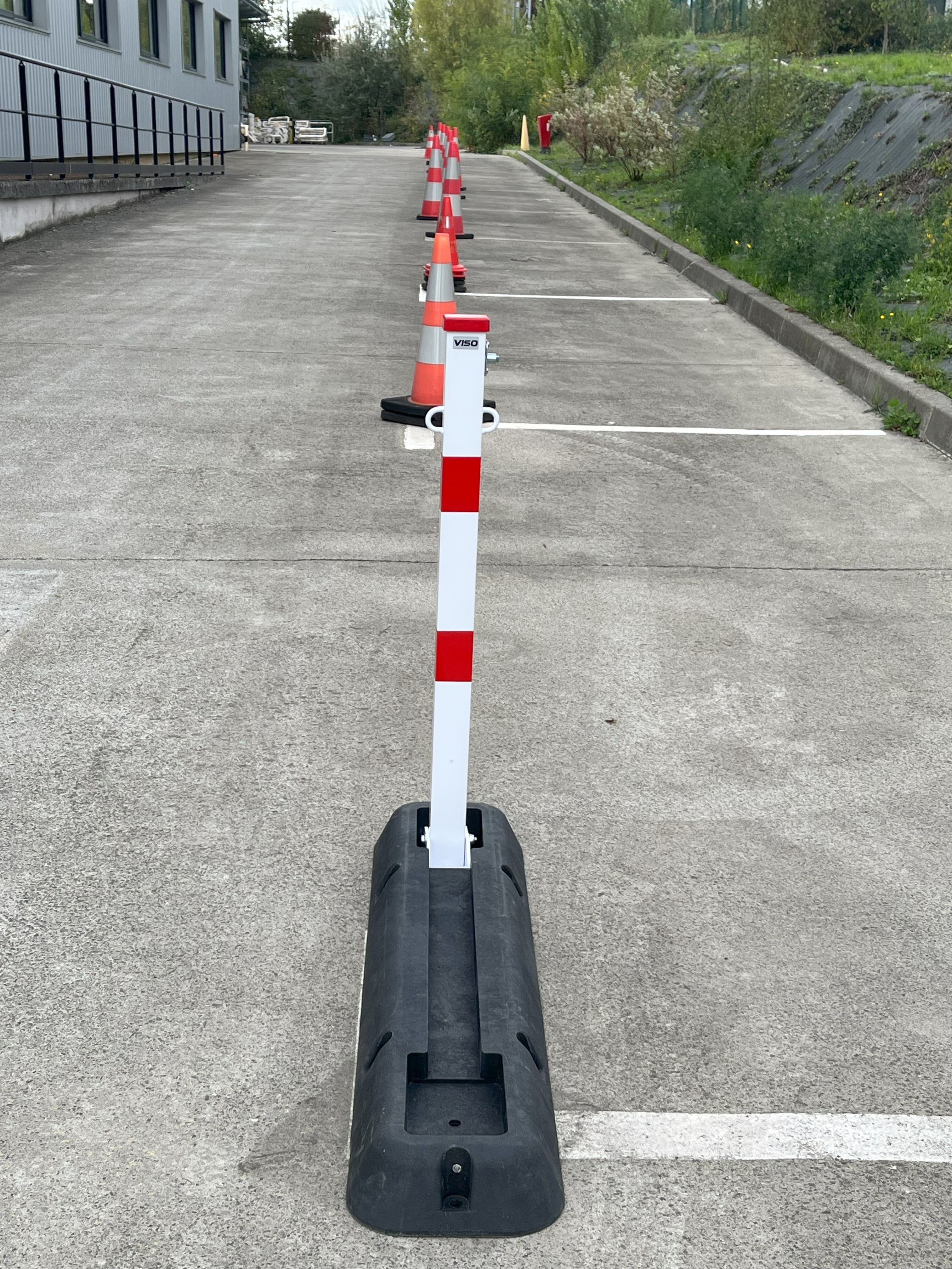 Foldable parking bollard with structure