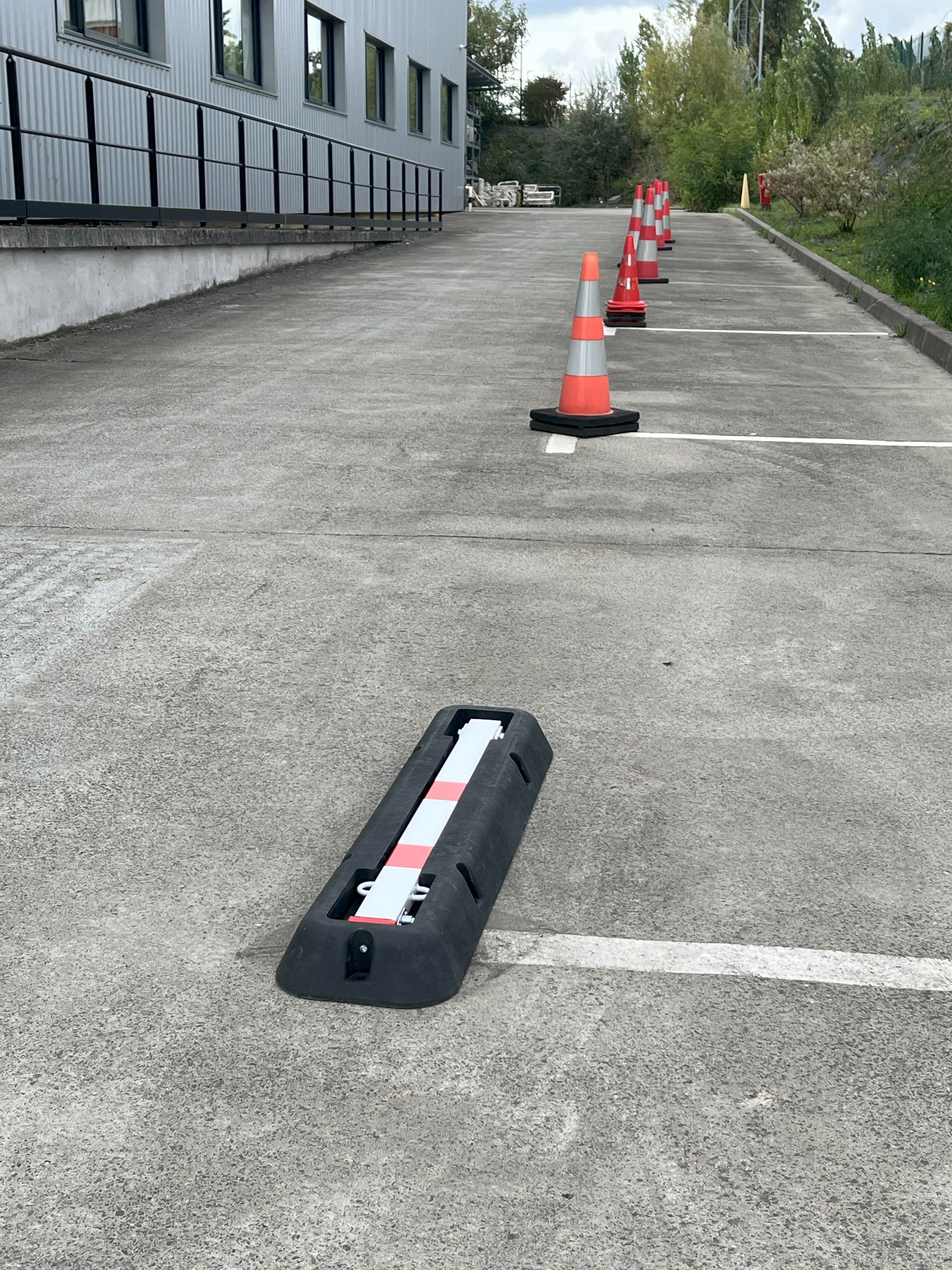 Foldable parking bollard with structure