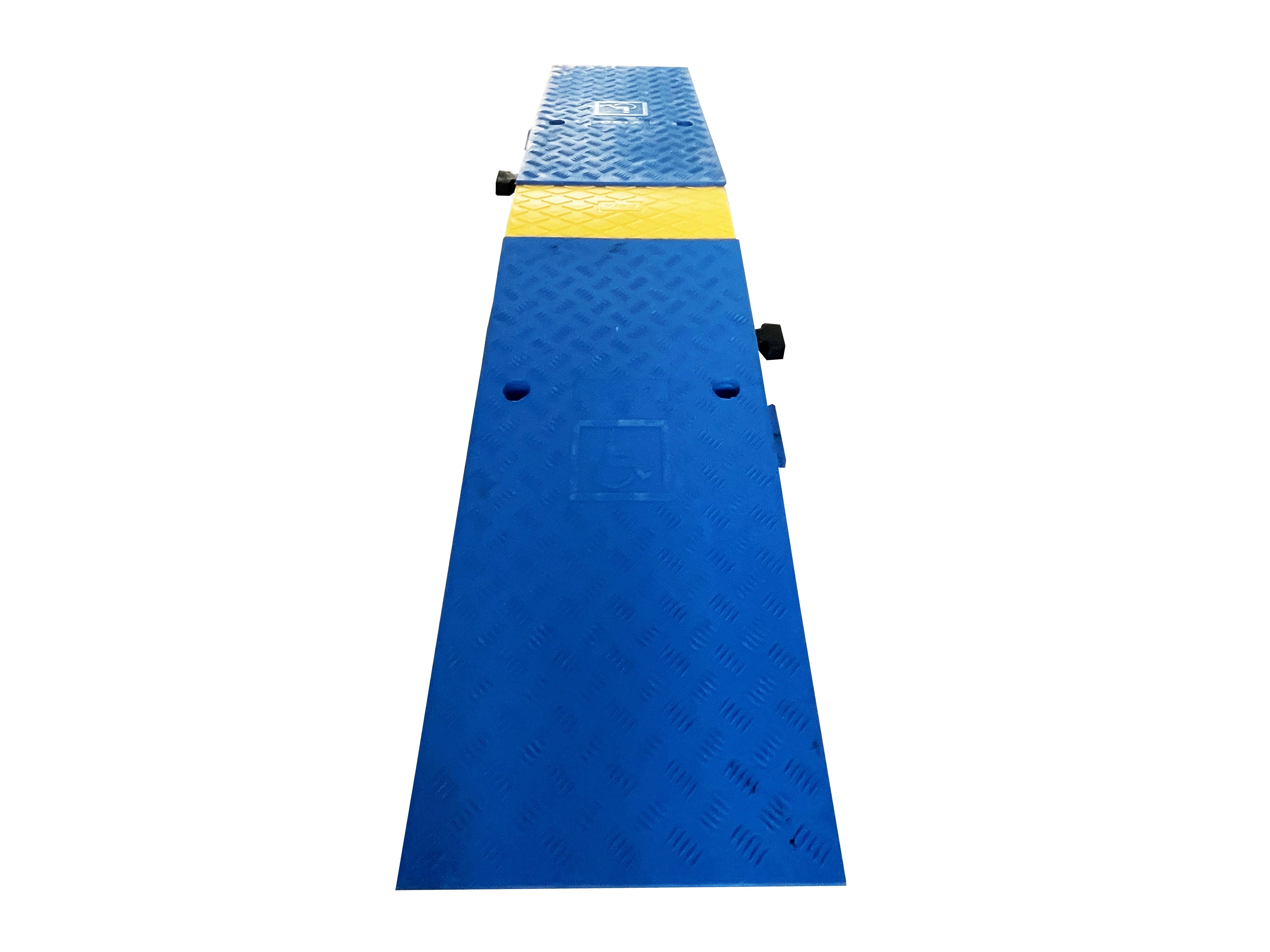 4-channel truck cable protector (2×60 mm and 2×90 mm) with wheelchair-accessible ramp.