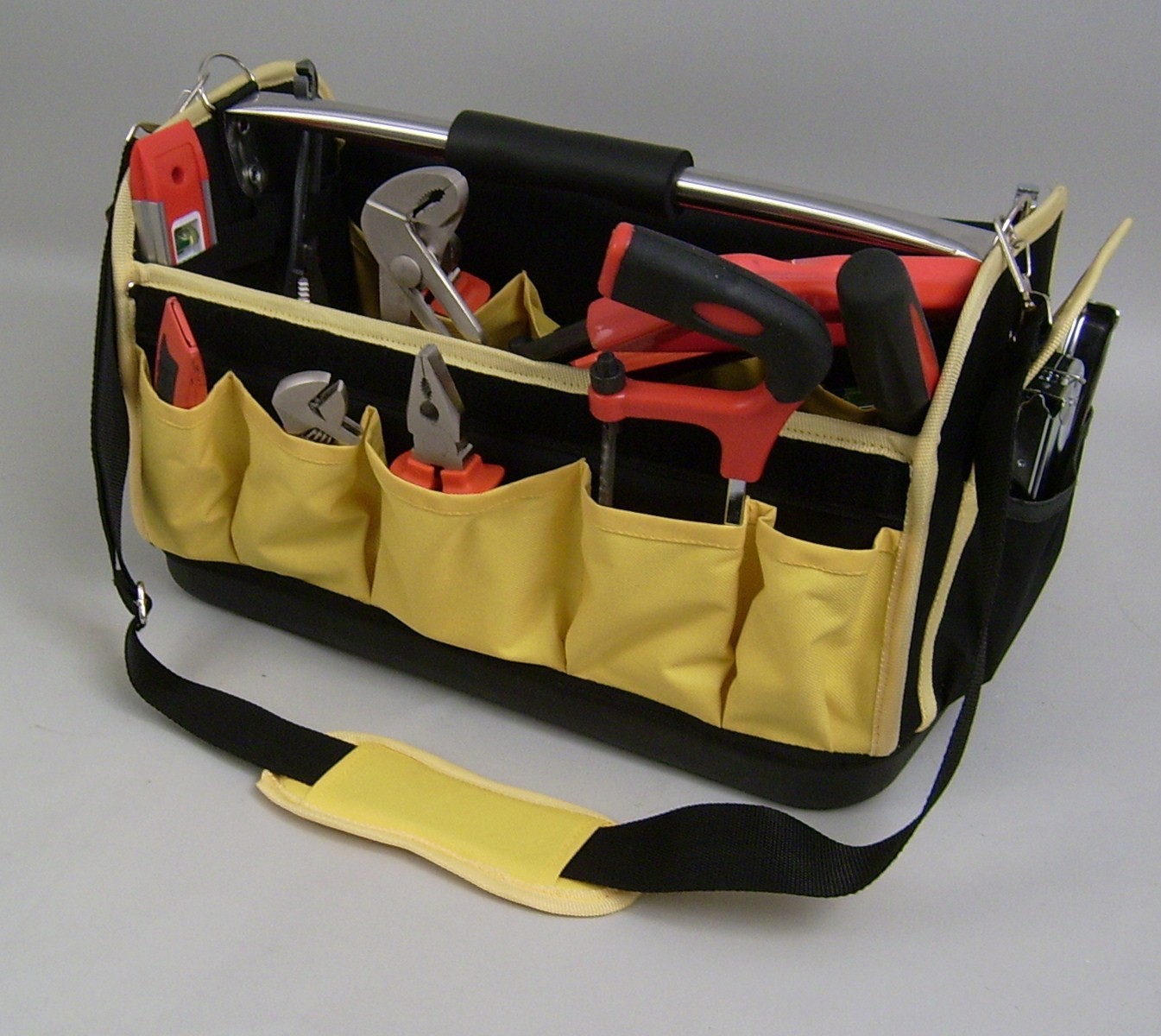 Boîte à outils avec fond rigide