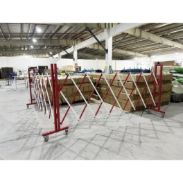 Extendable steel safety barrier