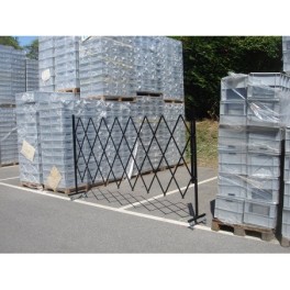 Extendable steel safety barrier