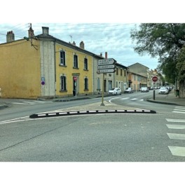 Traffic island kerb