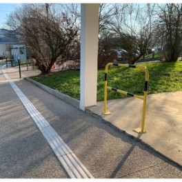 Safety barrier with steel rounded edges