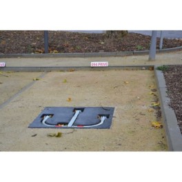 High-resistance parking bollard with rubber embedment structure