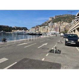 High-resistance parking bollard with rubber embedment structure
