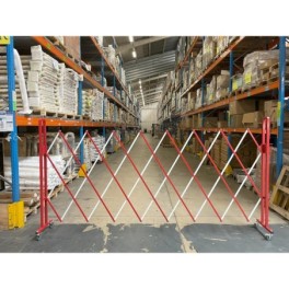 Extendable steel safety barrier