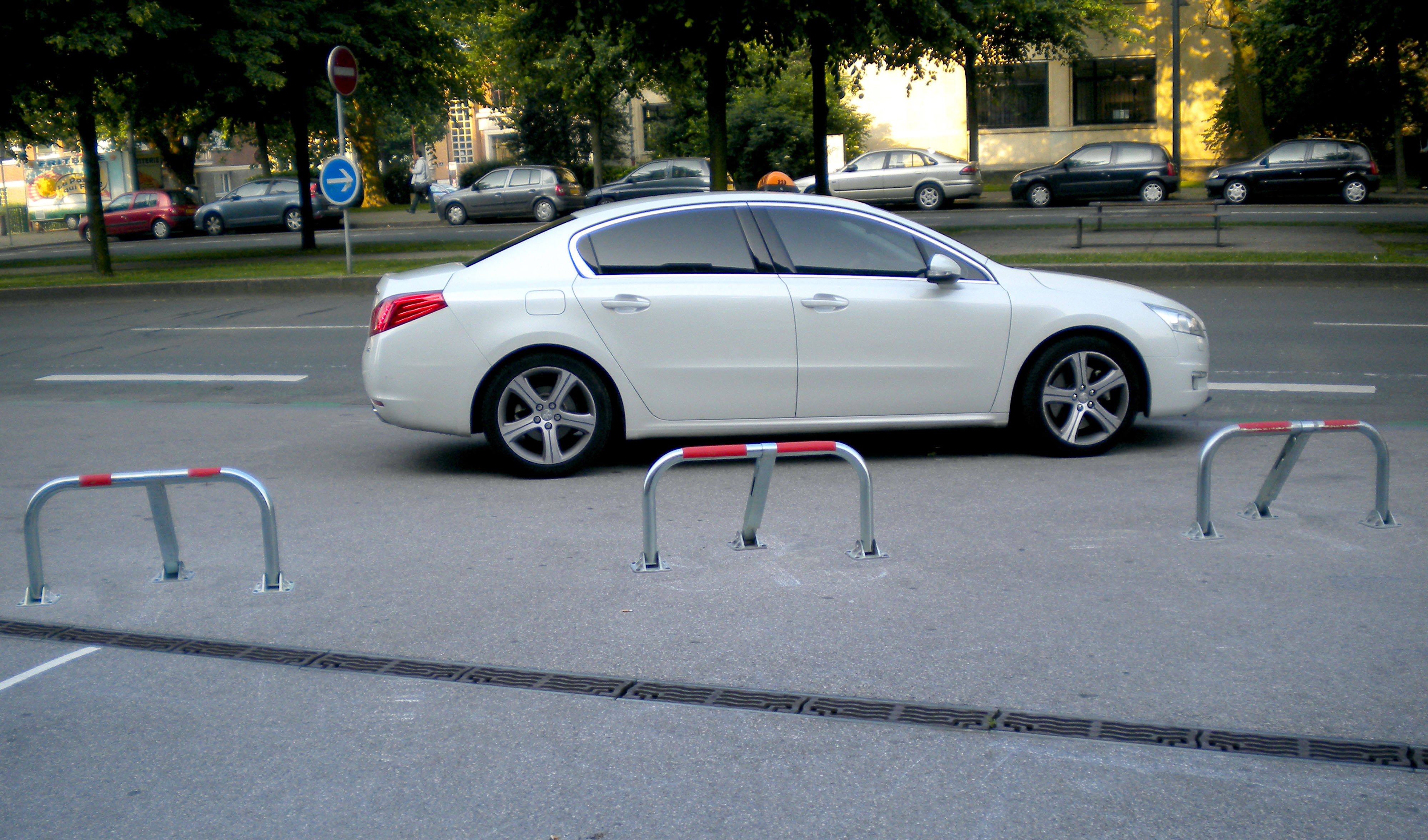 High-resistance parking bollard with cast iron feet