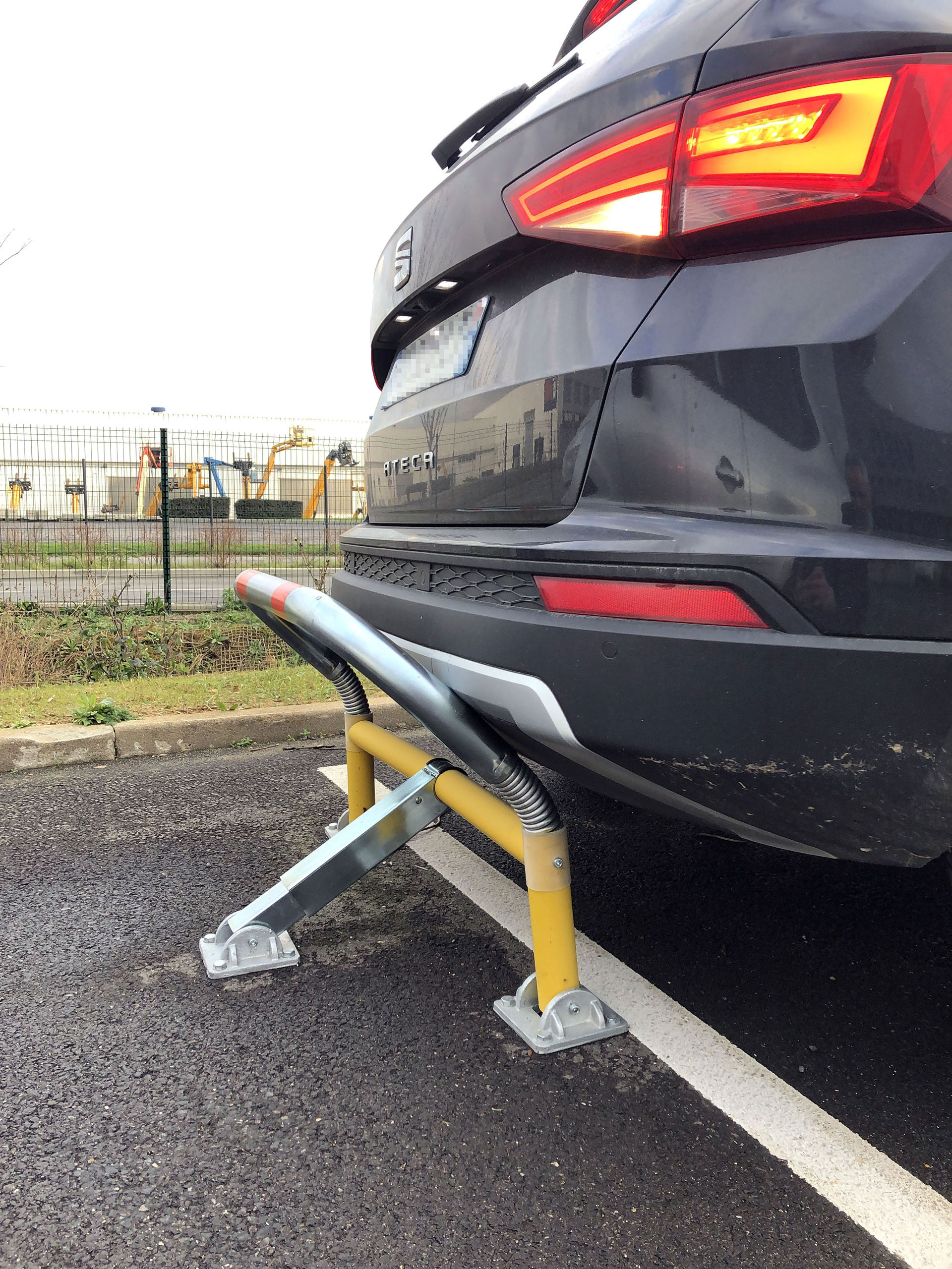 High-resistance spring-loaded parking bollard