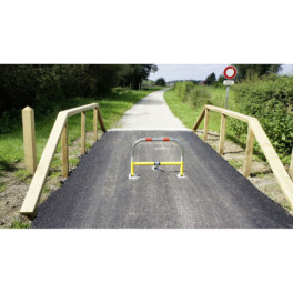 High-resistance spring-loaded parking bollard