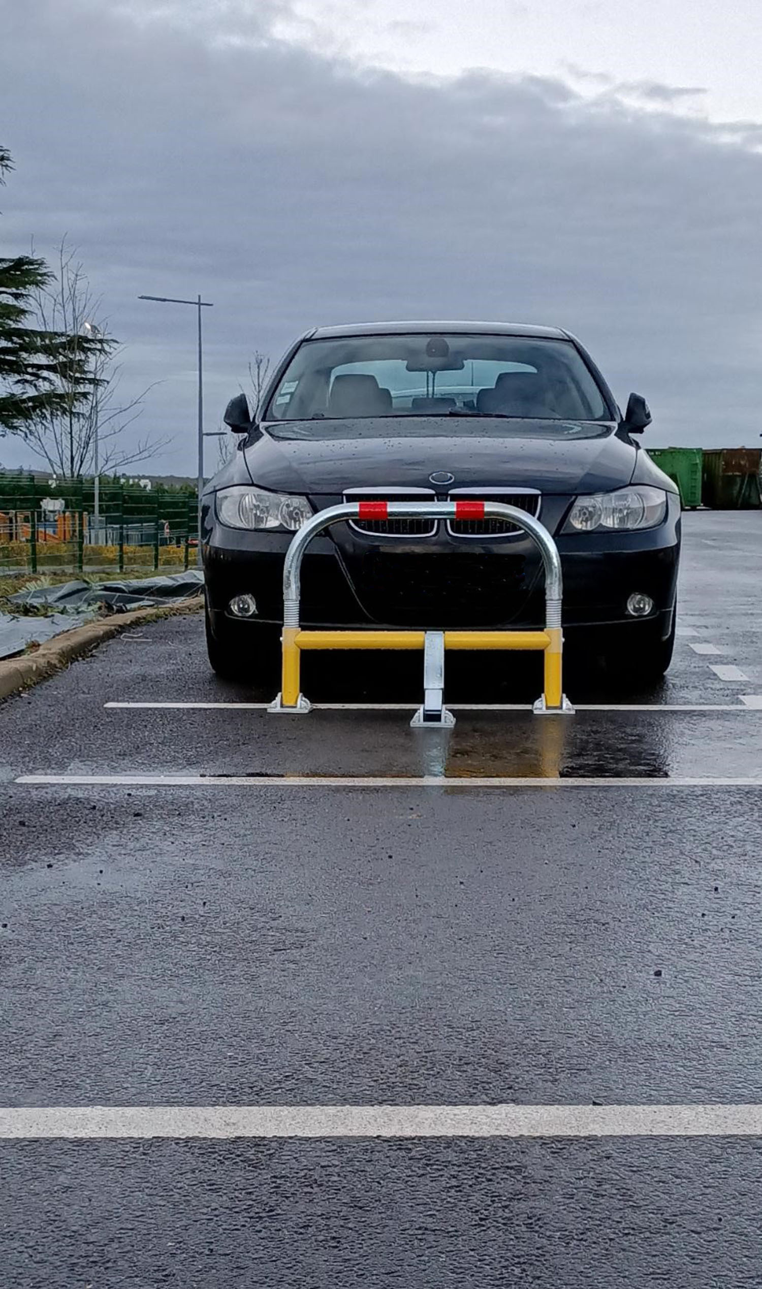 High-resistance spring-loaded parking bollard
