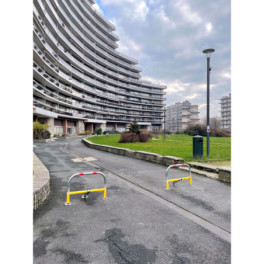 High-resistance spring-loaded parking bollard