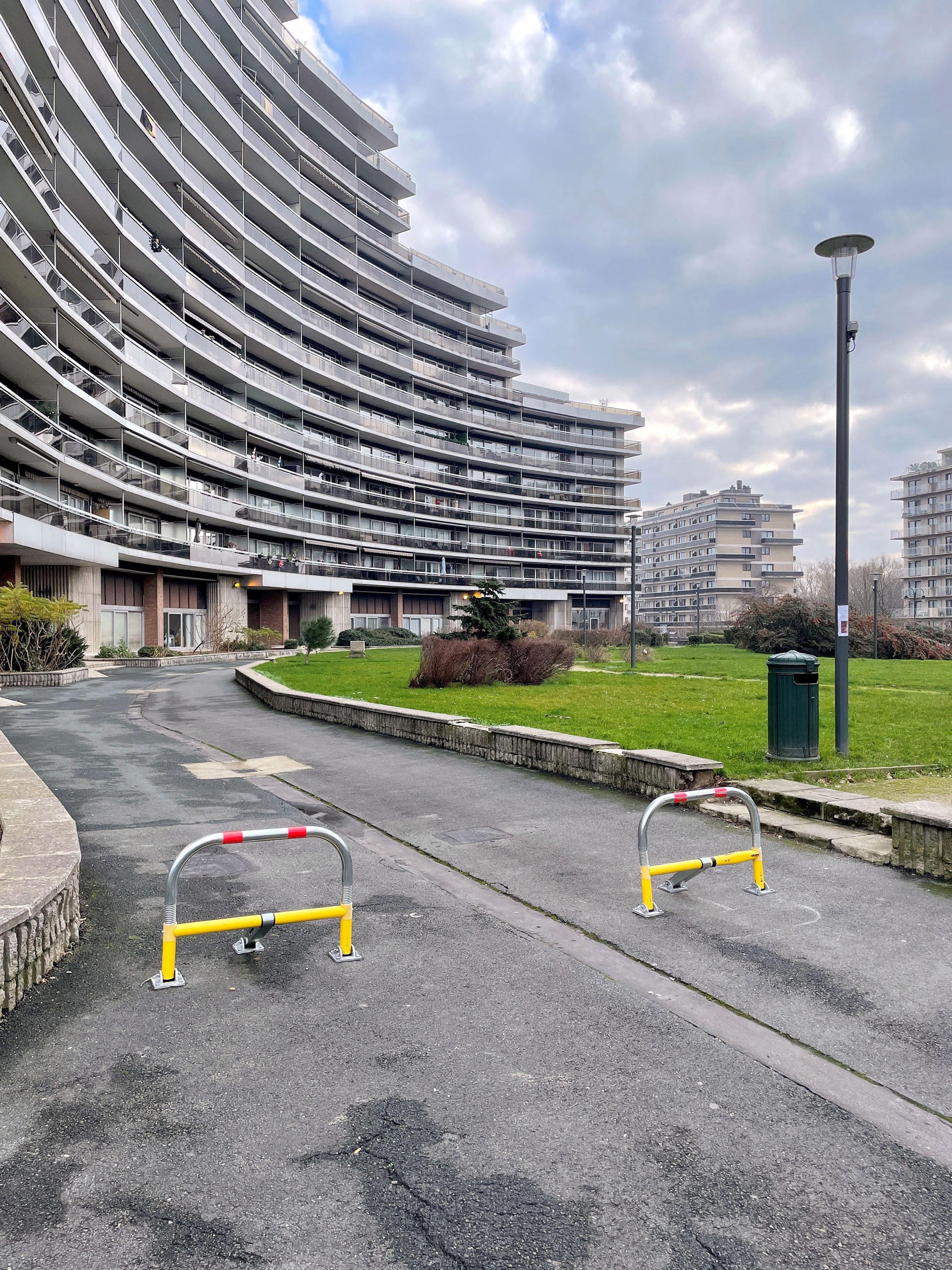 High-resistance spring-loaded parking bollard