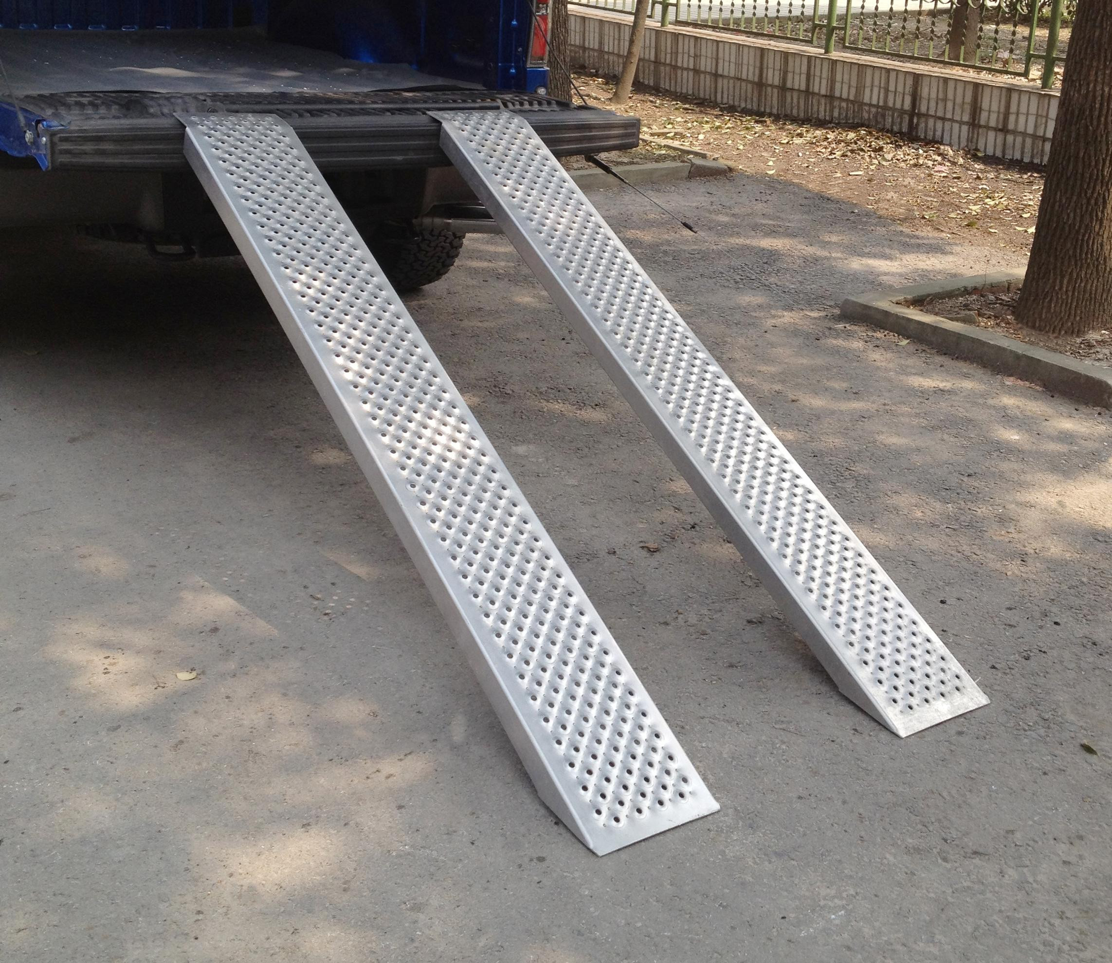 Aluminum loading ramp