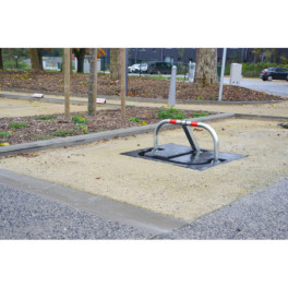 High-resistance parking bollard with rubber embedment structure