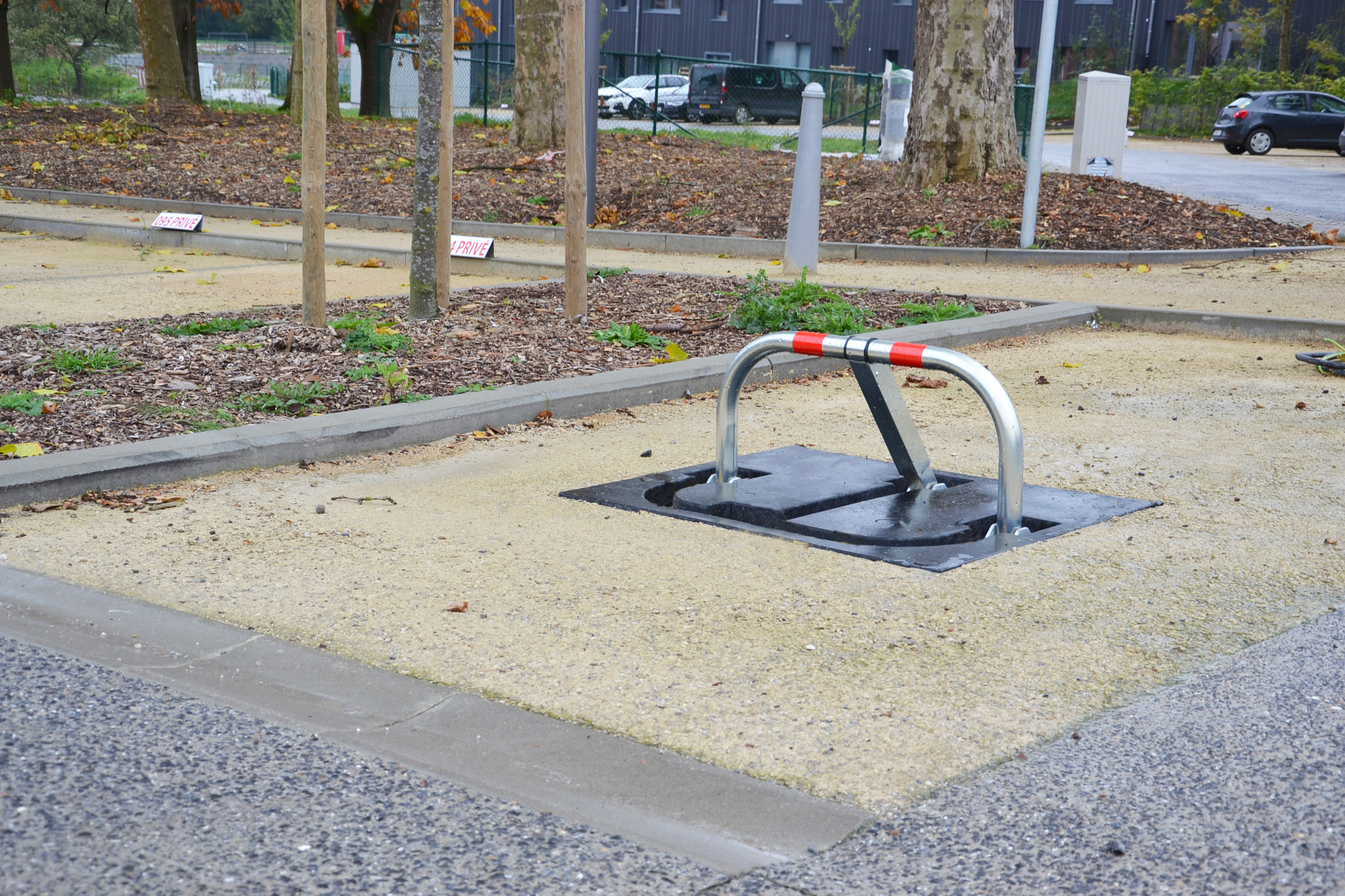 High-resistance parking bollard with rubber embedment structure