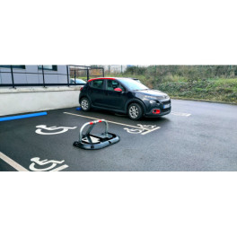 High-Resistance parking bollard with rubber mounting structure