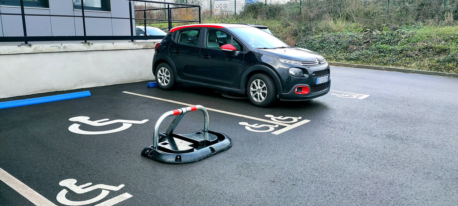 High-Resistance parking bollard with rubber mounting structure
