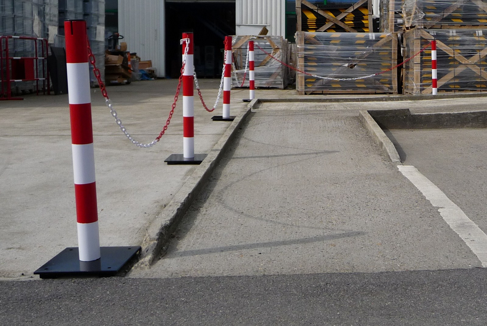 Poteau metal avec base a roulette