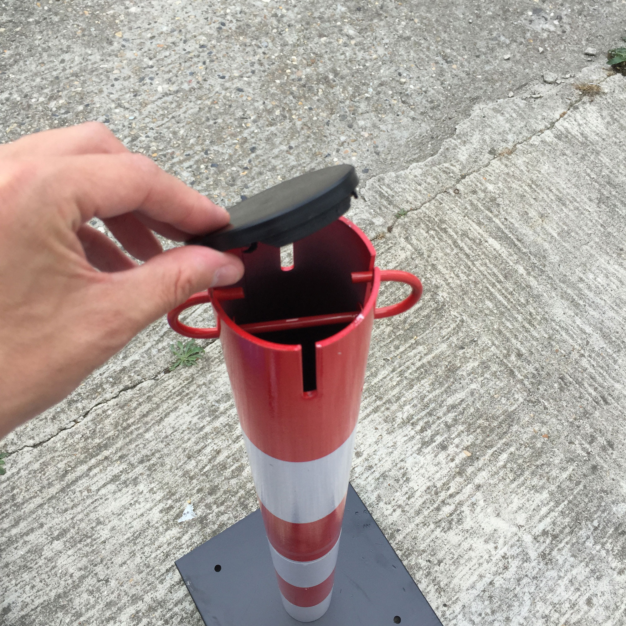 Poteau metal avec base a roulette