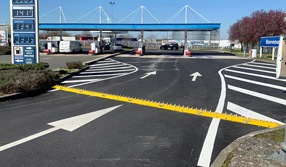 Steel anti-rollback speed bump