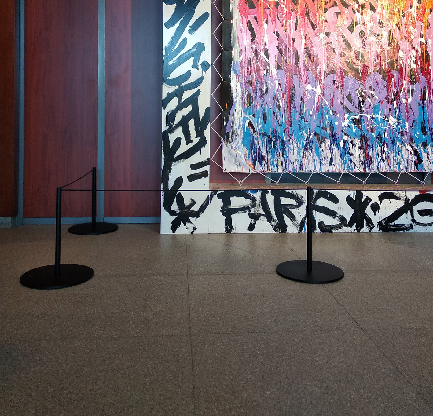 Exhibition post for elastic rope