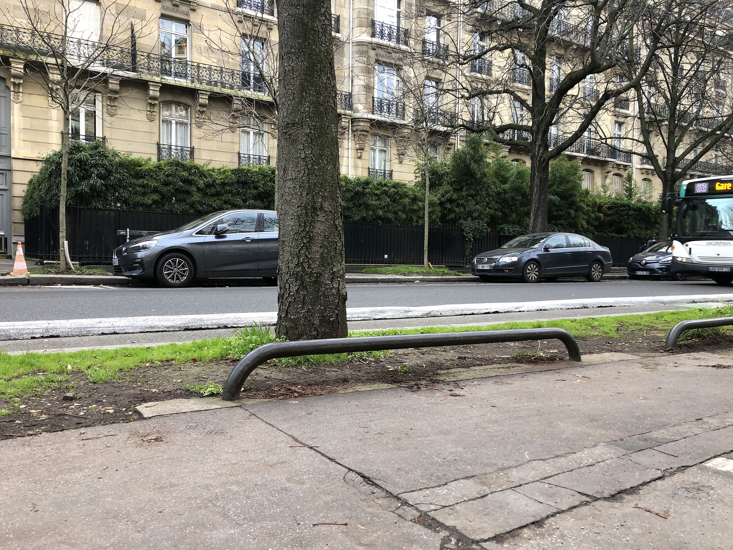 Lawn bollard for embedding