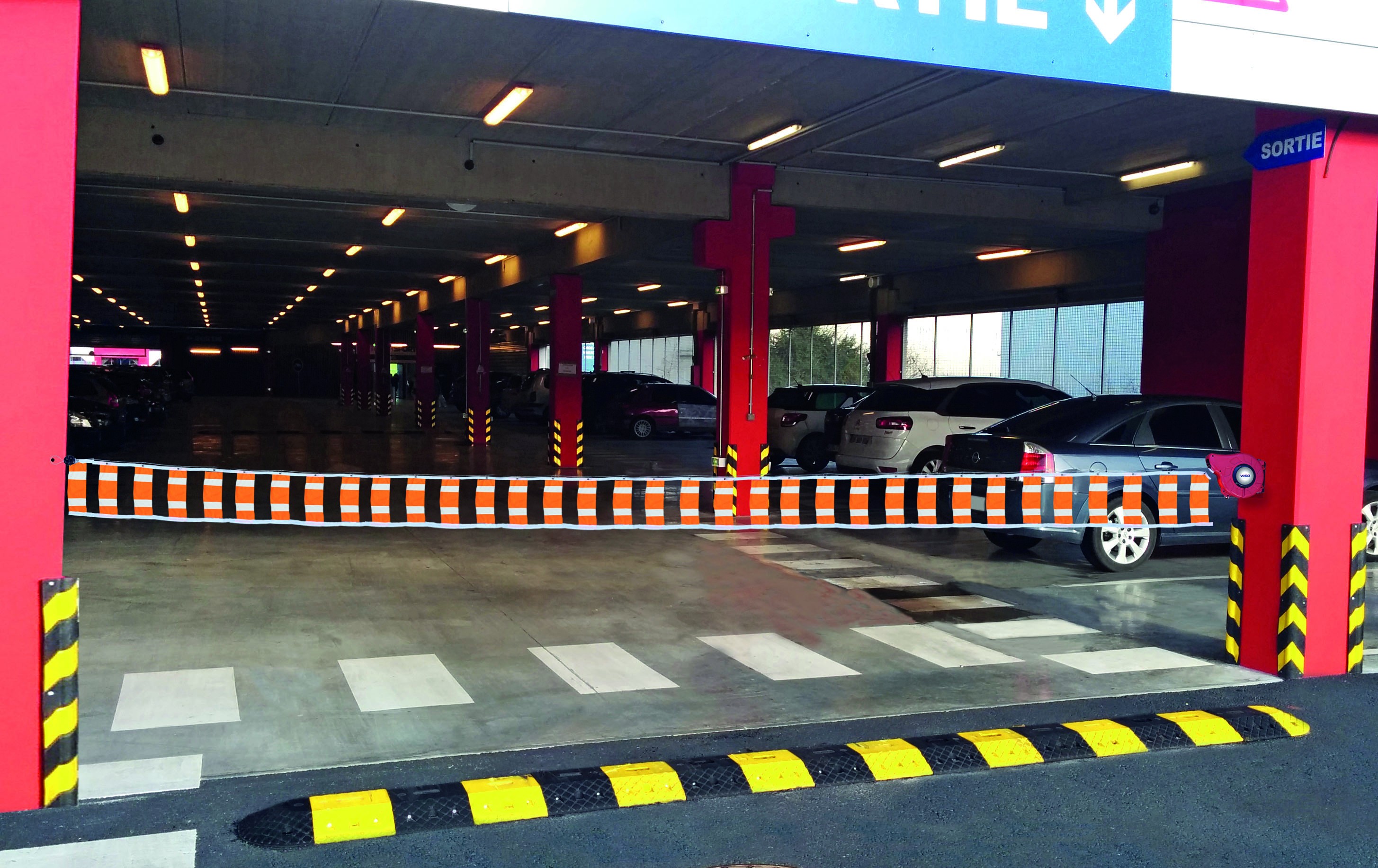 Retractable barrier reel with 15 m signaling belt