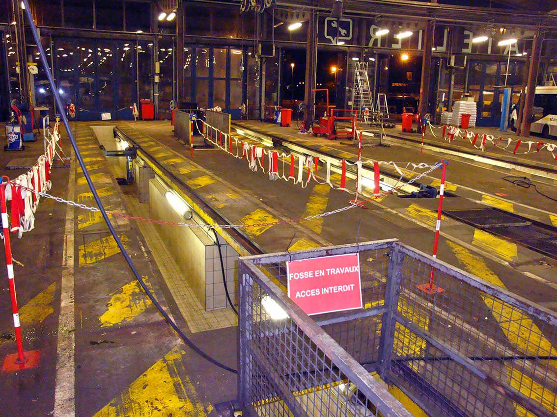 Retractable barrier reel with 15 m signaling belt