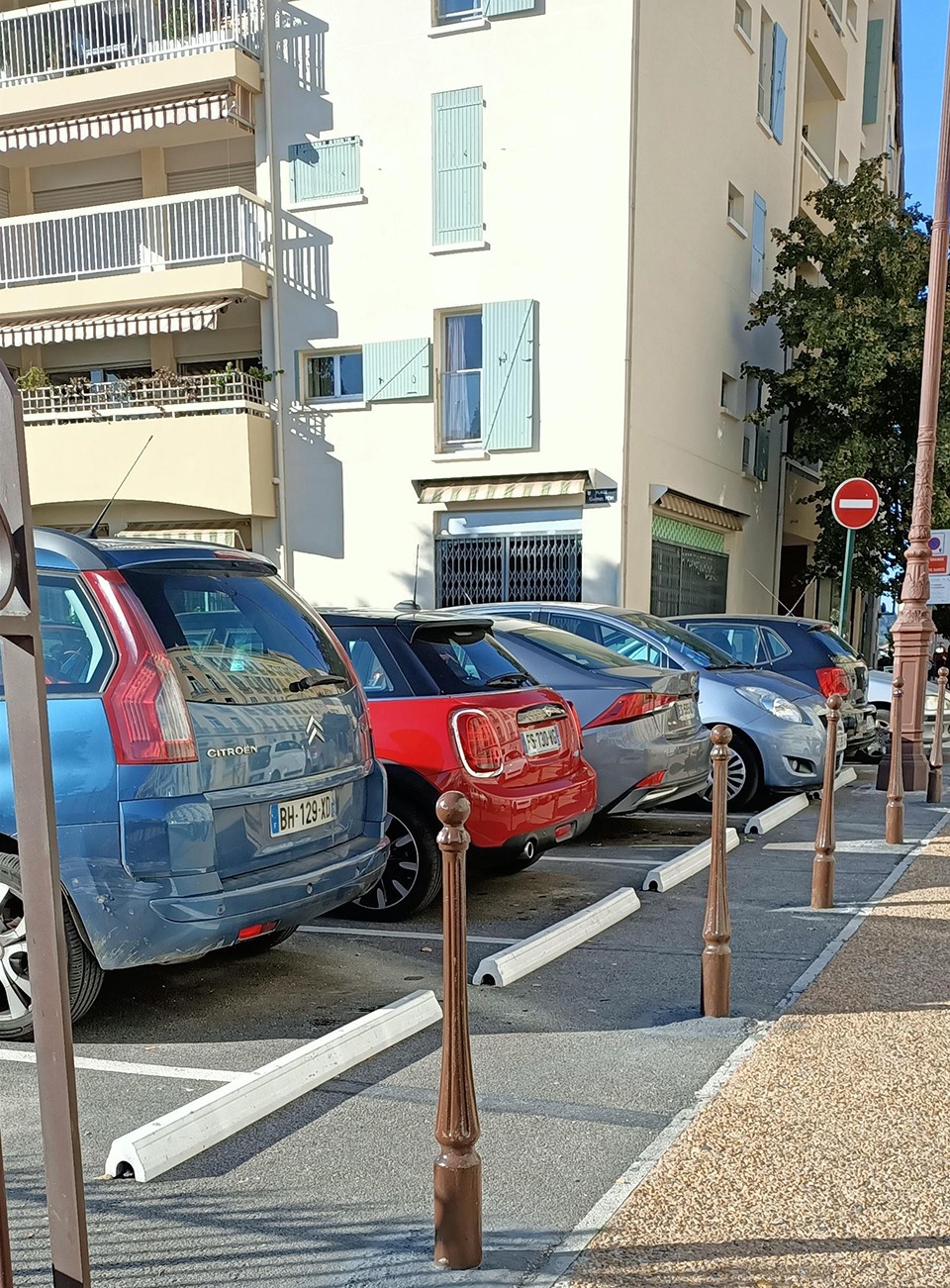 High-visibility parking stop