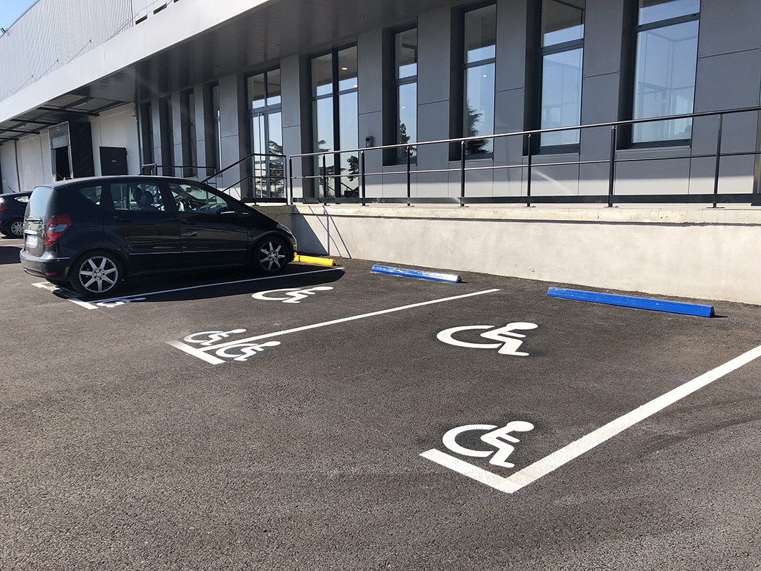 High-visibility parking stop