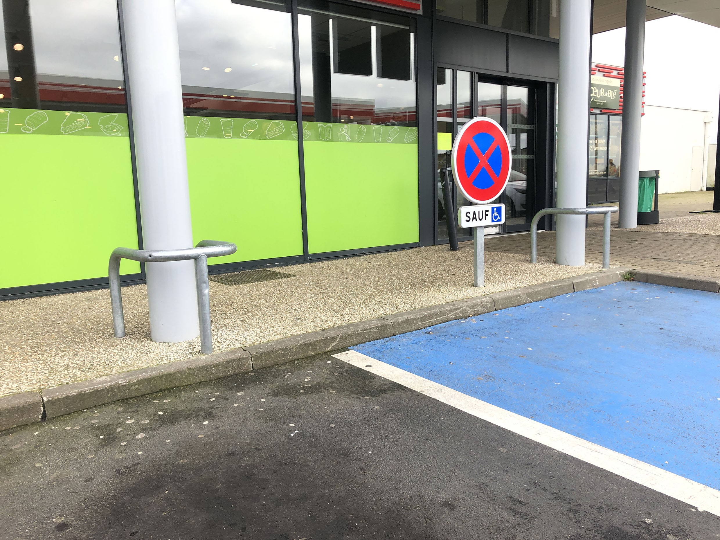 Étrier et arceau à sceller