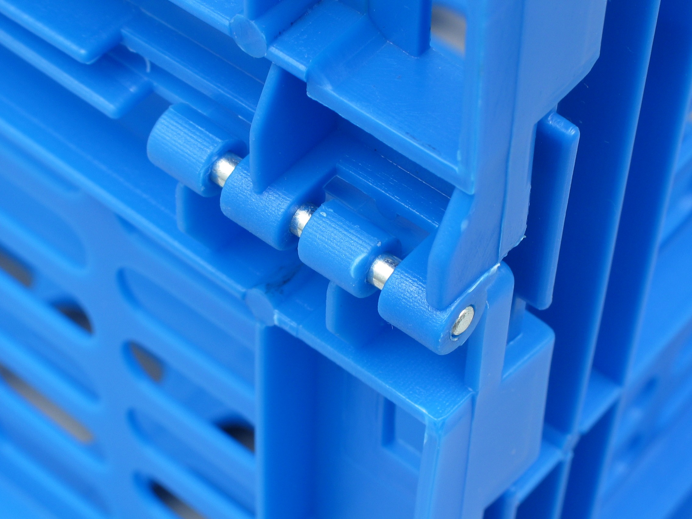 Foldable perforated crate from 30L to 60L