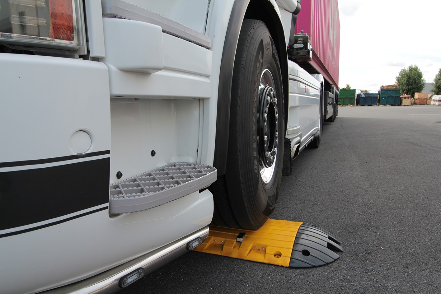 Heavy-duty speed bump 50 T - 15 km/h
