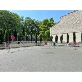 Galvanized crowd control barrier