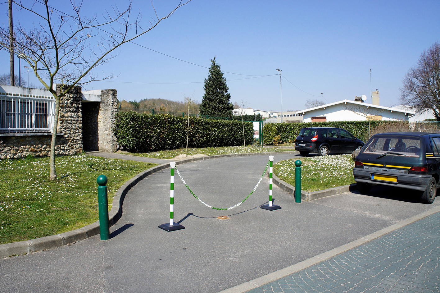 Kit 1 poteau abs avec 2m de chaine - base vide