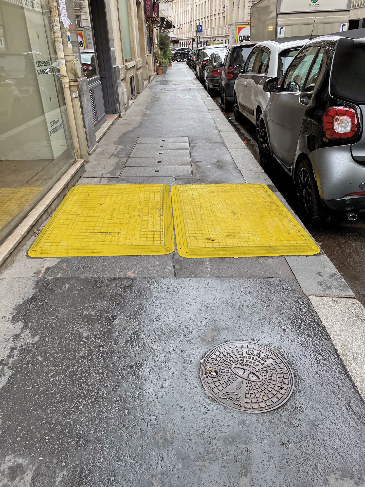 Pedestrian trench plate