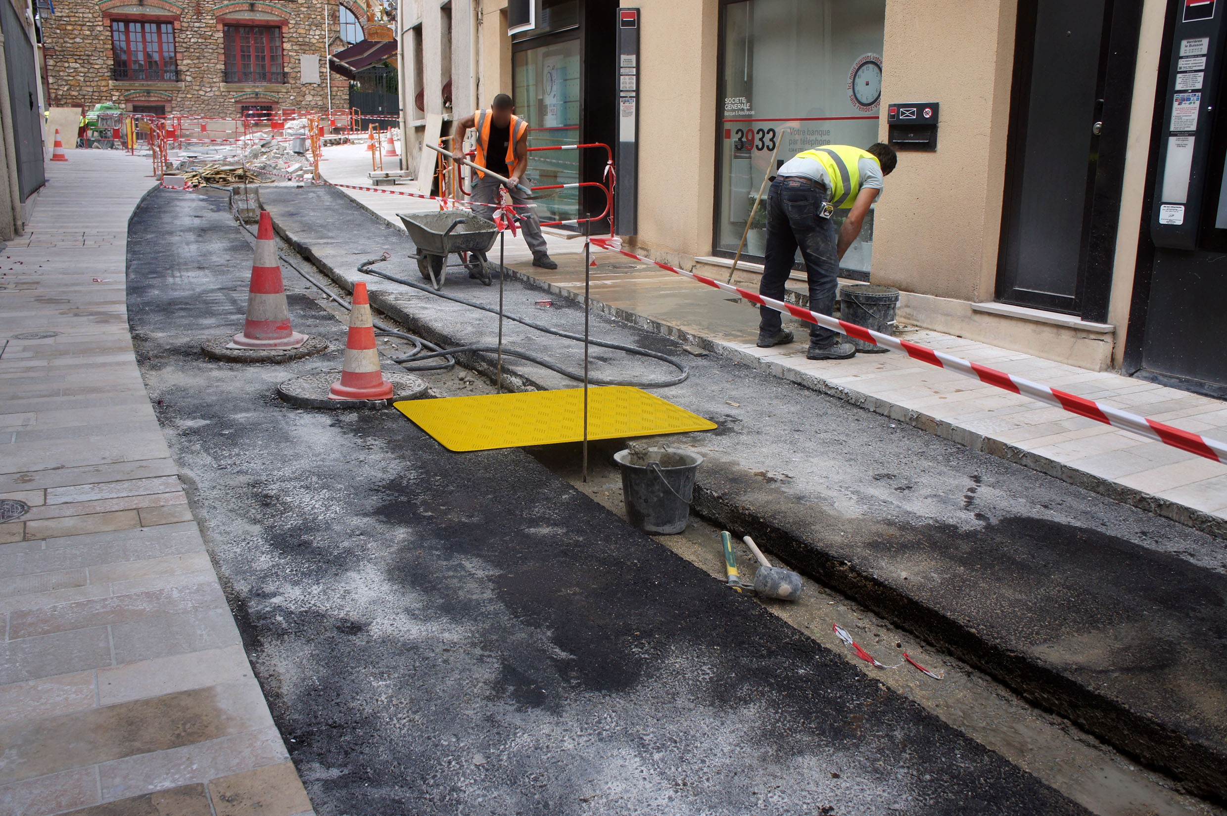 Pedestrian trench plate
