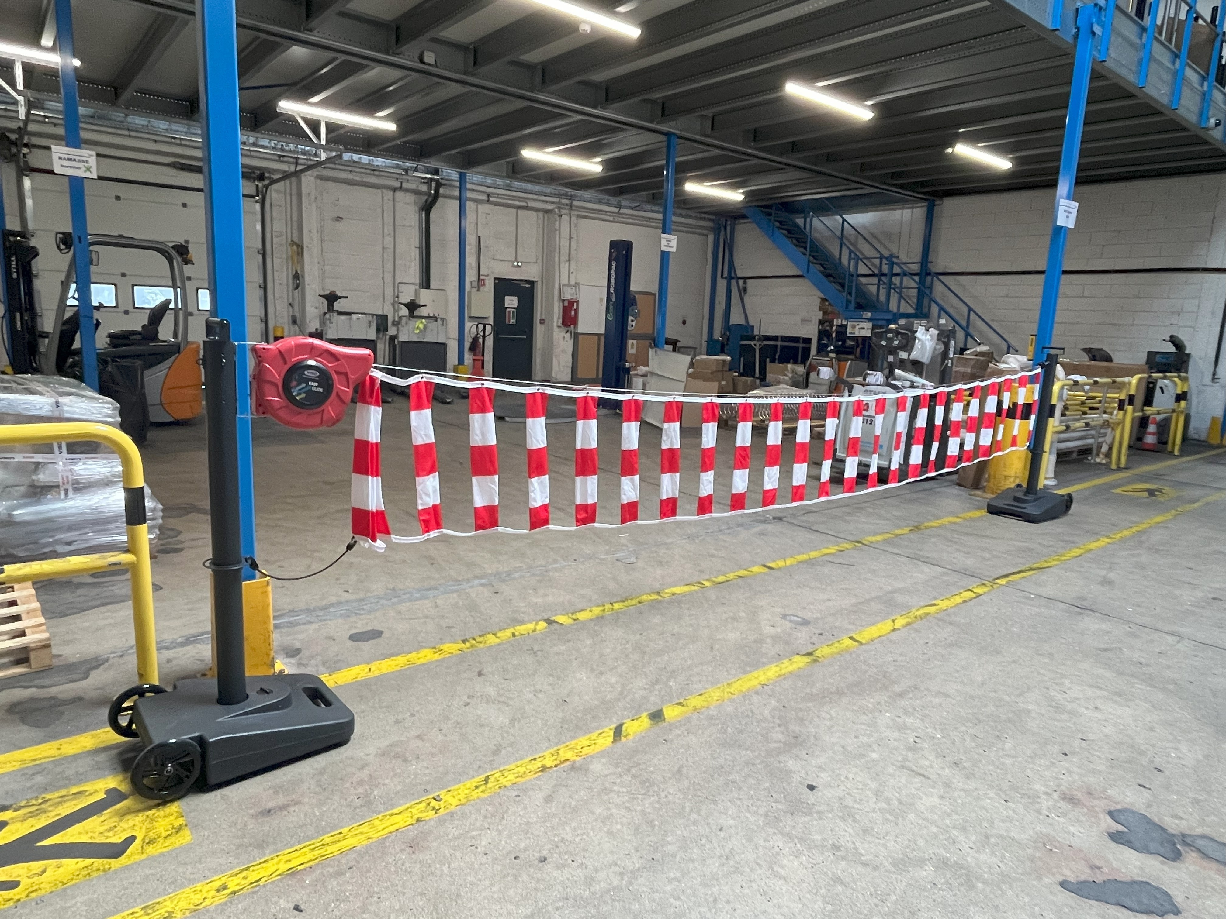 Delineation trolley with retractable signaling reel