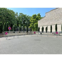 Galvanized crowd control barrier