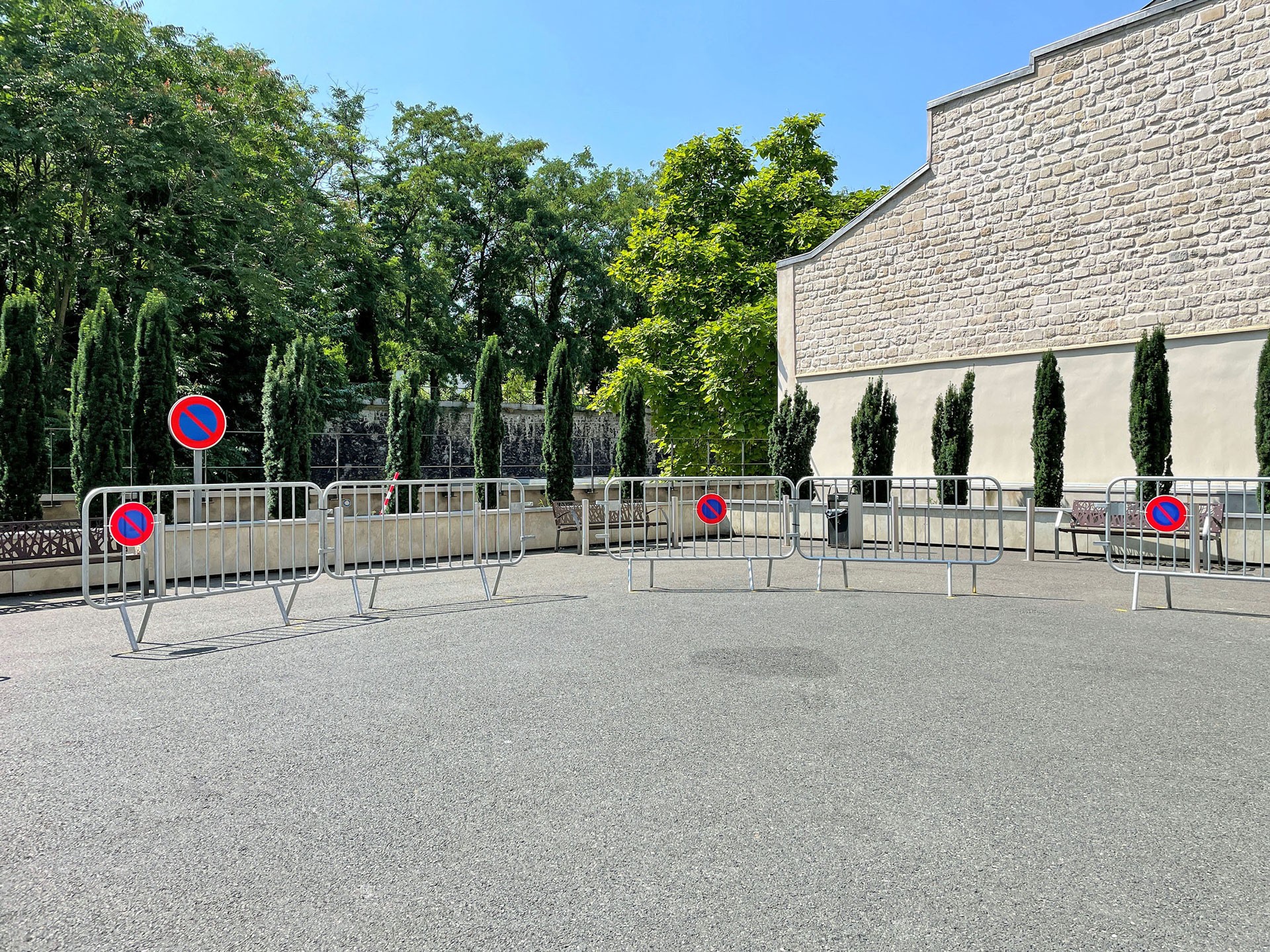 Galvanized crowd control barrier