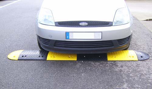 Complete black/yellow modular speed bump